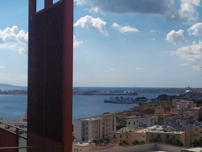 Appartamento con 5 locali in vendita in Viale dei Tigli, Messina