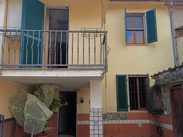 Casa con 6 locali in vendita in Filattiera