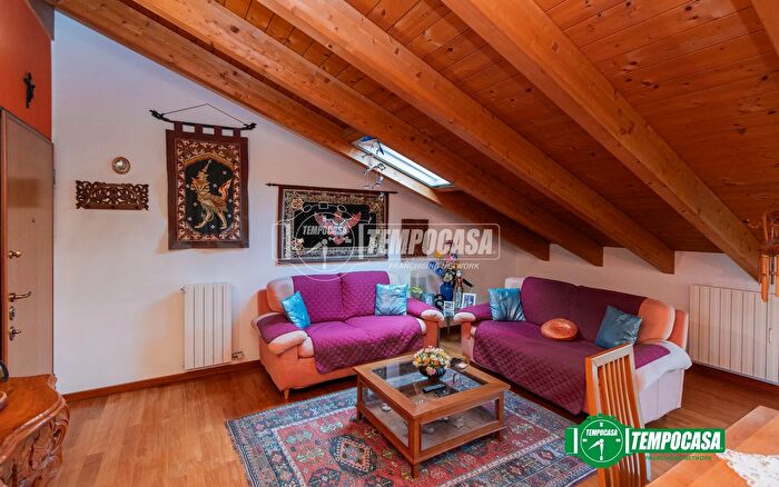 Appartamento trilocale in vendita in Piazza Giuseppe Garibaldi, Magnago