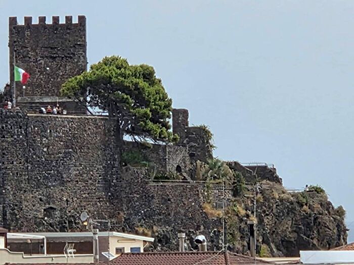 Casa trilocale in affitto in Via Re Martino, Centro, Aci Castello