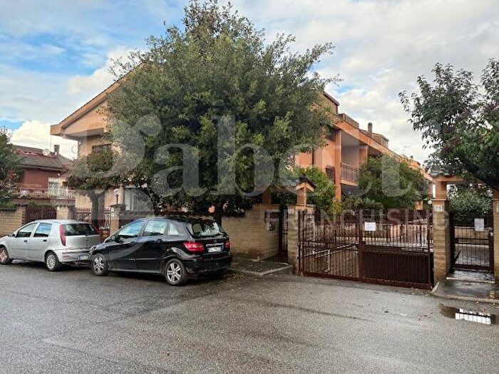 Appartamento trilocale in vendita in Via delle Vigne di Morena, Roma