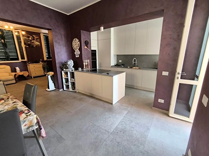 Casa con 6 locali in vendita in Firenze