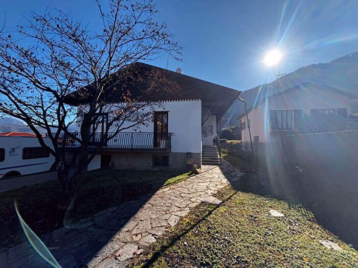 Casa con 7 locali in vendita in Lavena Ponte Tresa