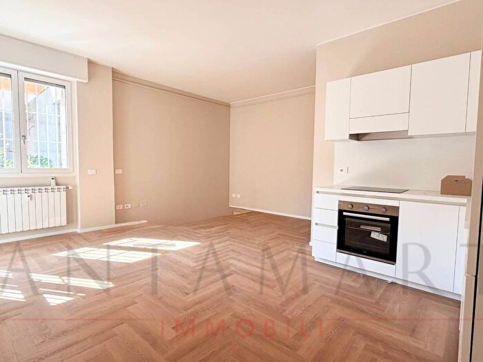 Appartamento quadrilocale in affitto in Via Achille Maiocchi, Morgagni, Milano