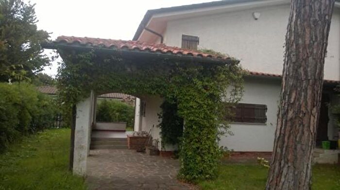 Casa con 5 locali in affitto in Via Antonio Canova, Forte Dei Marmi