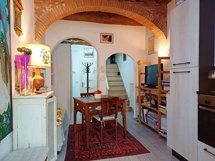 Casa con 6 locali in vendita in Cascina