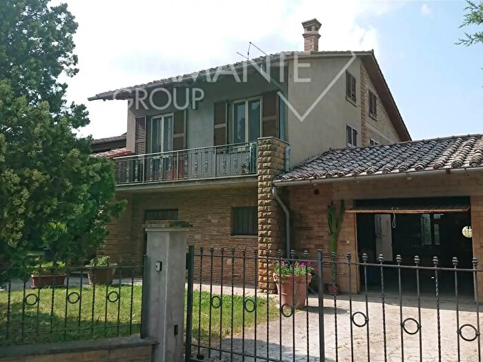 Casa con 6 locali in vendita in Castiglione Del Lago