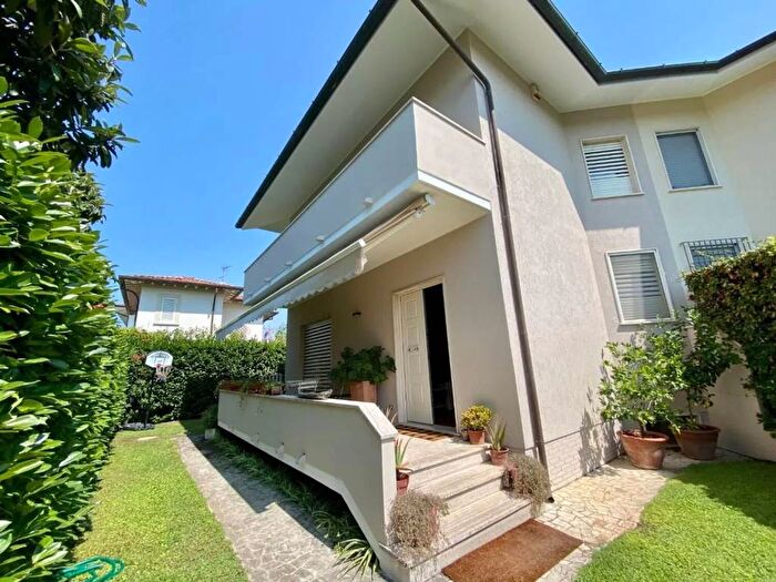 Casa con 6 locali in affitto in Via Vittorio Veneto, Pietrasanta