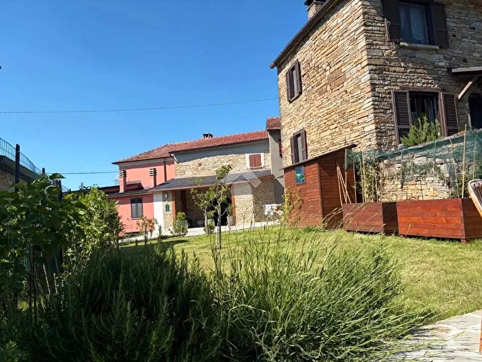 Casa trilocale in vendita in Via Rocca Vecchia, Varsi