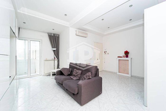 Appartamento quadrilocale in vendita in Via Terracina, Napoli