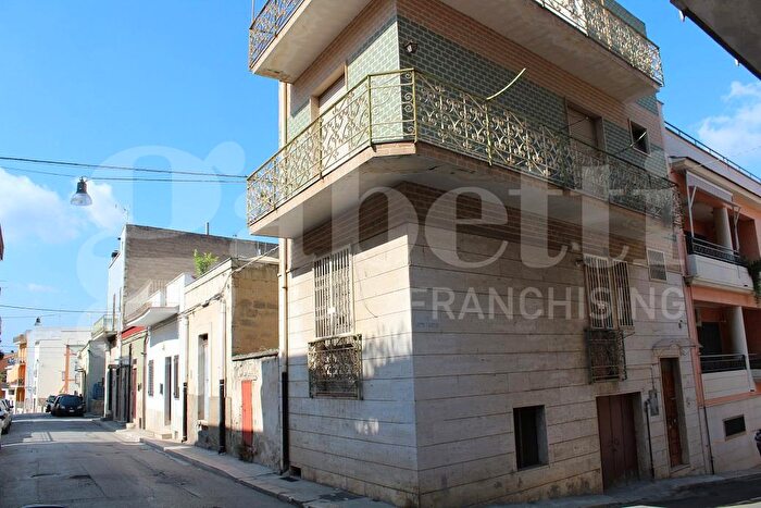 Casa quadrilocale in vendita in Via Lagrasta, Canosa Di Puglia