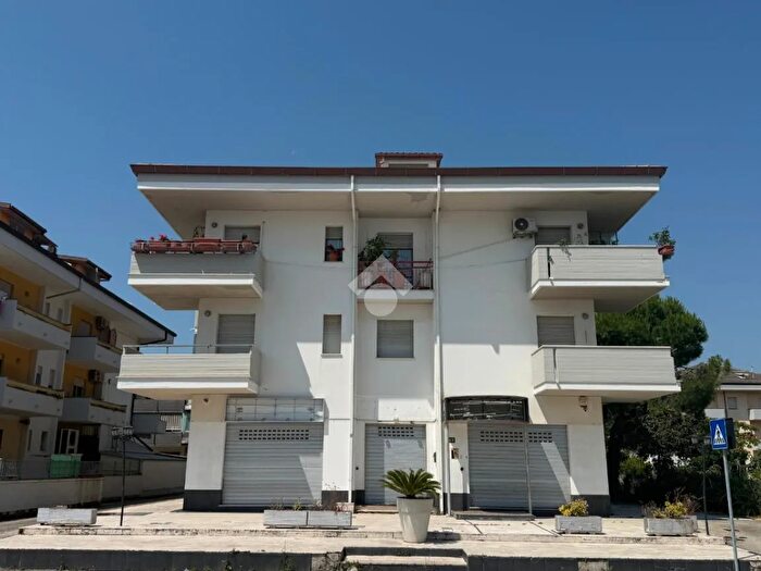 Appartamento quadrilocale in vendita in Via Duca d'Aosta, Alba Adriatica