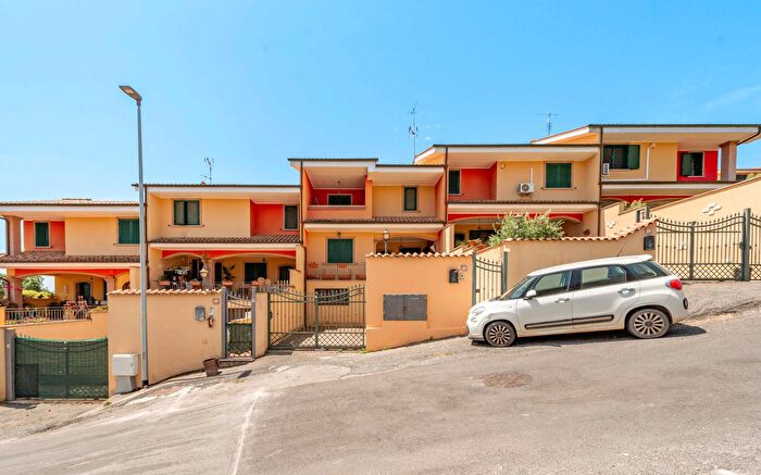 Casa quadrilocale in vendita in Via delle Begonie, Pomezia