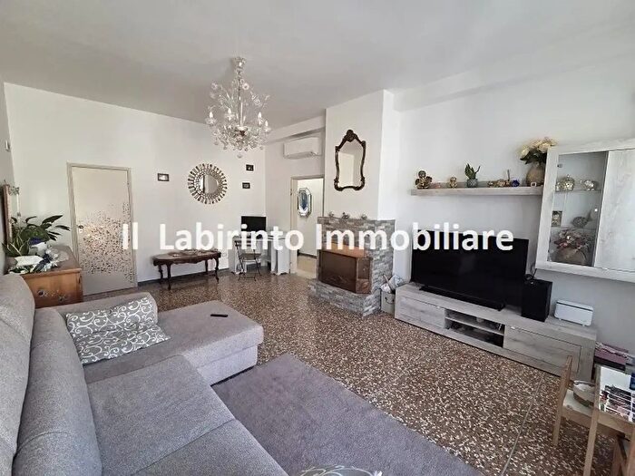 Casa con 8 locali in vendita in Via IV Novembre, Riolo Terme