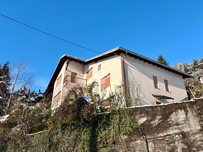 Casa con 8 locali in vendita in Via Albarotti, Gandino