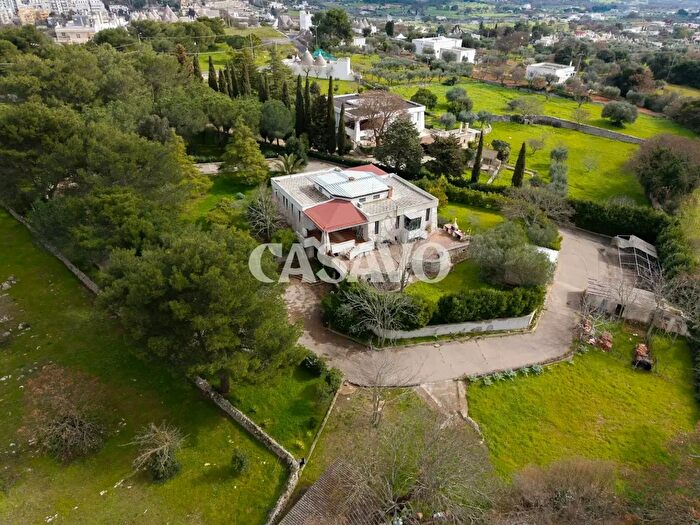 Casa con 12 locali in vendita in Contrada Serra, Locorotondo