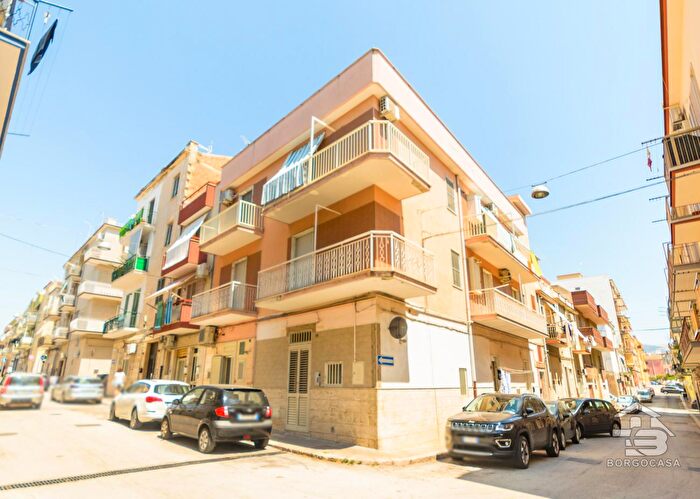 Appartamento con 5 locali in vendita in Via Cesare Battisti Manfredonia Zona Monticchio, Manfredonia