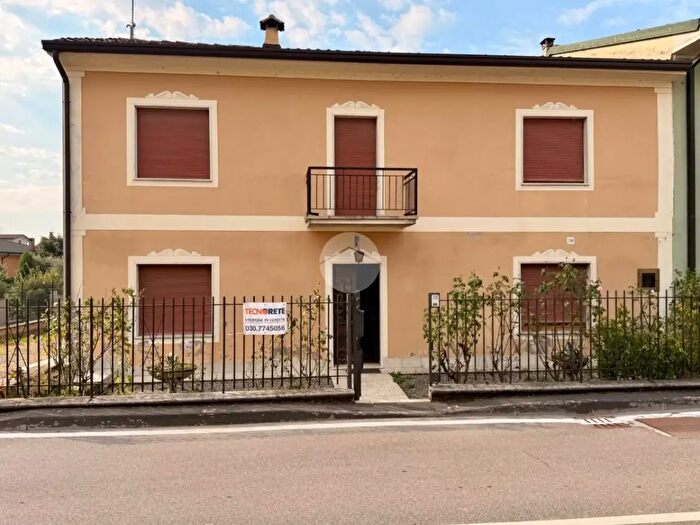 Casa con 7 locali in vendita in Via Via Garibaldi, Corzano
