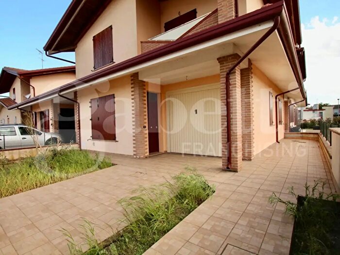 Casa con 6 locali in vendita in Via Don Minzoni, Lagosanto