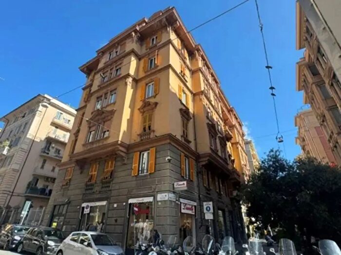 Appartamento trilocale in vendita in Via Fiasella, Genova
