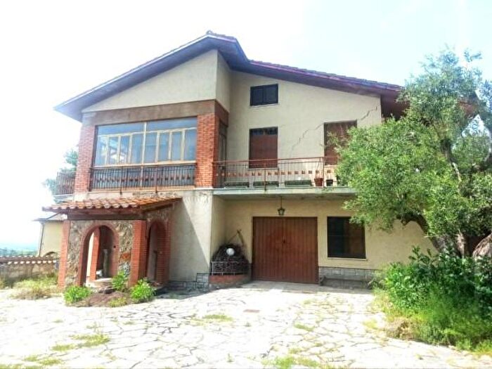 Casa con 6 locali in vendita in Via Giuseppe Garibaldi, Castiglione Del Lago