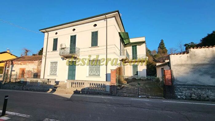 Casa con 8 locali in vendita in Castelletto Sopra Ticino