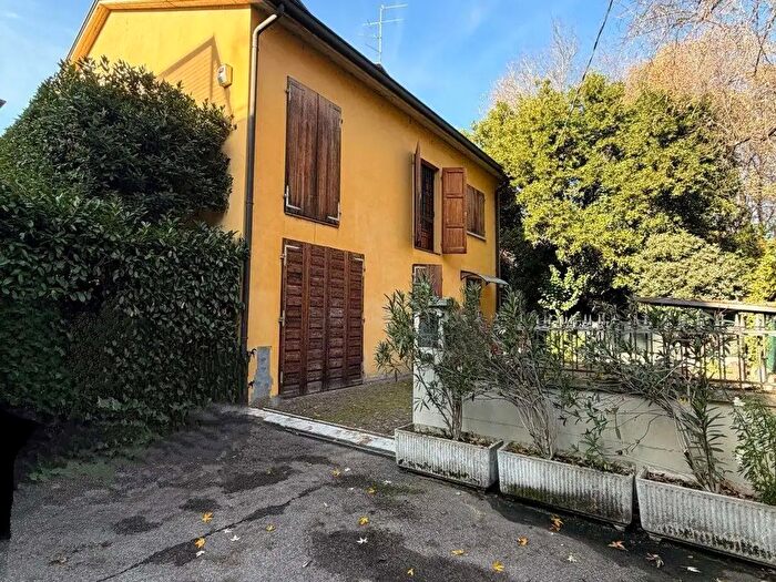Casa con 10 locali in vendita in Viale Timavo, Reggio Emilia