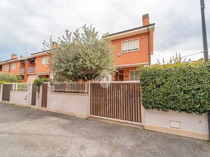 Casa con 6 locali in vendita in Via Cesare Brandi, Roma