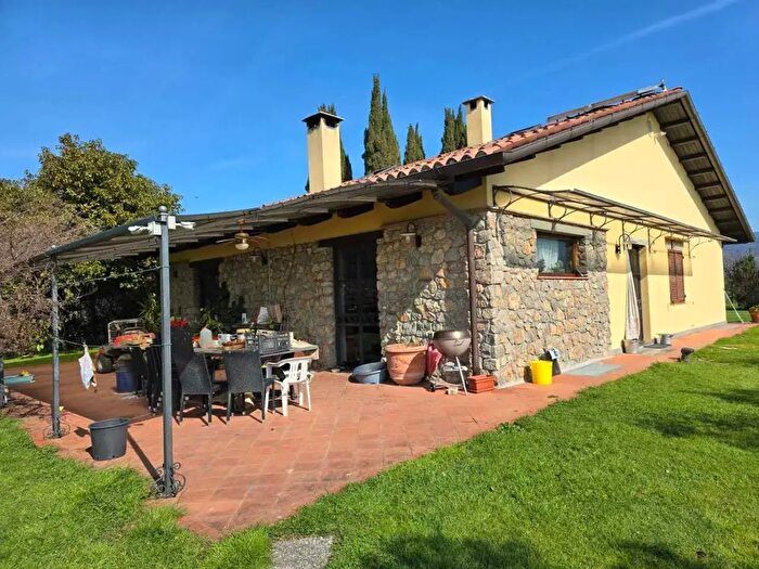 Casa con 12 locali in vendita in Sarzana
