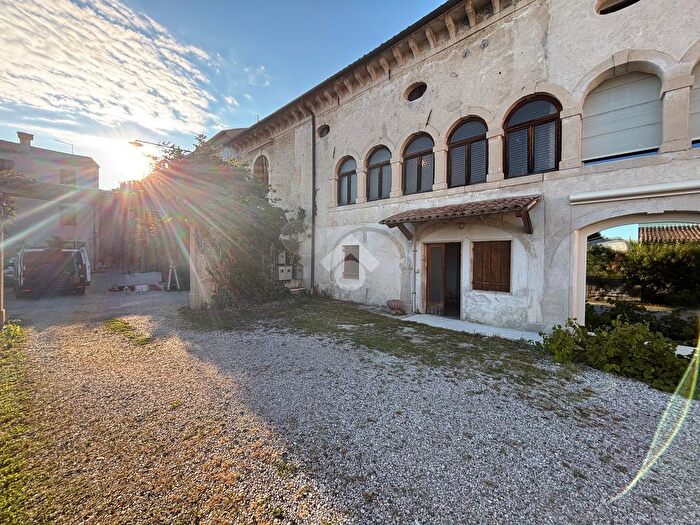 Casa quadrilocale in vendita in Via Frassinelli, Vittorio Veneto