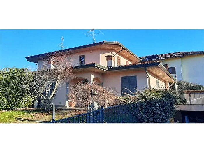 Casa con 9 locali in vendita in Via alla Cava Borgo Ticino No, Borgo Ticino