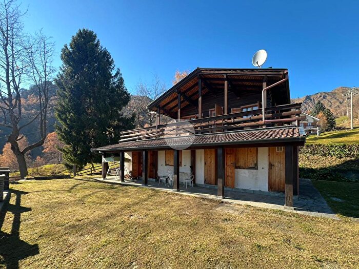 Casa con 9 locali in vendita in Frazione Tornetti, Viu