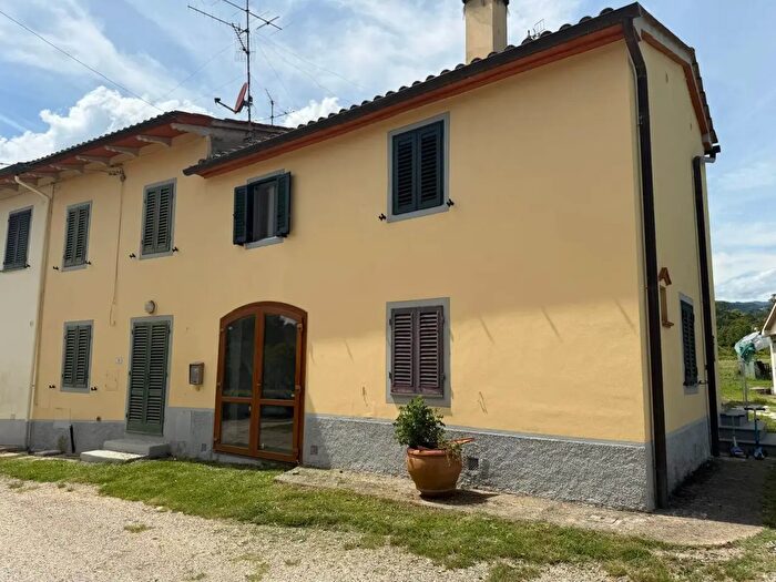 Casa con 7 locali in vendita in Pistoia