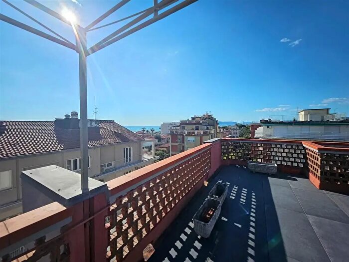 Appartamento con 6 locali in vendita in Massa