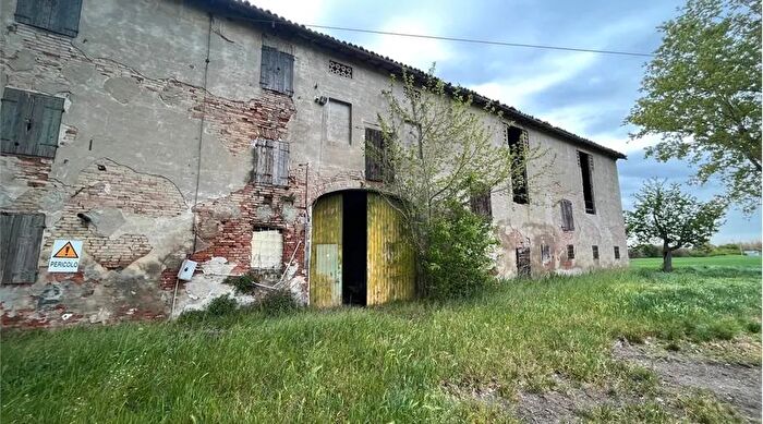 Casa con 13 locali in vendita in Carpi