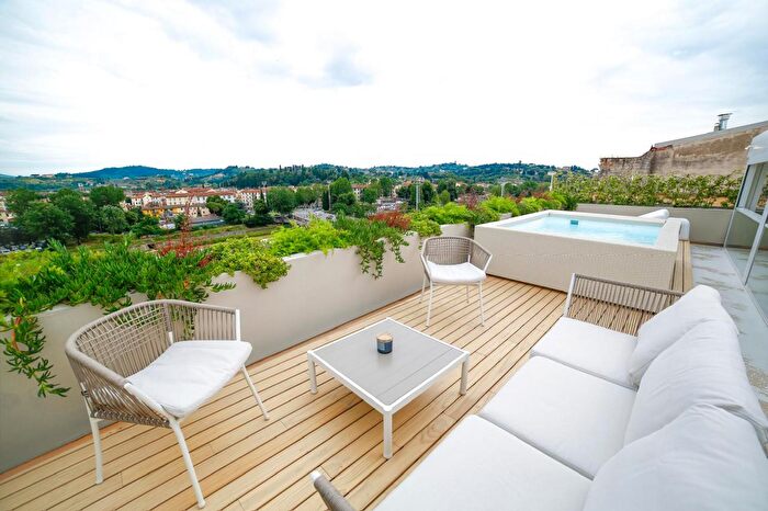 Appartamento con 8 locali in vendita in Lungarno Colombo, Firenze