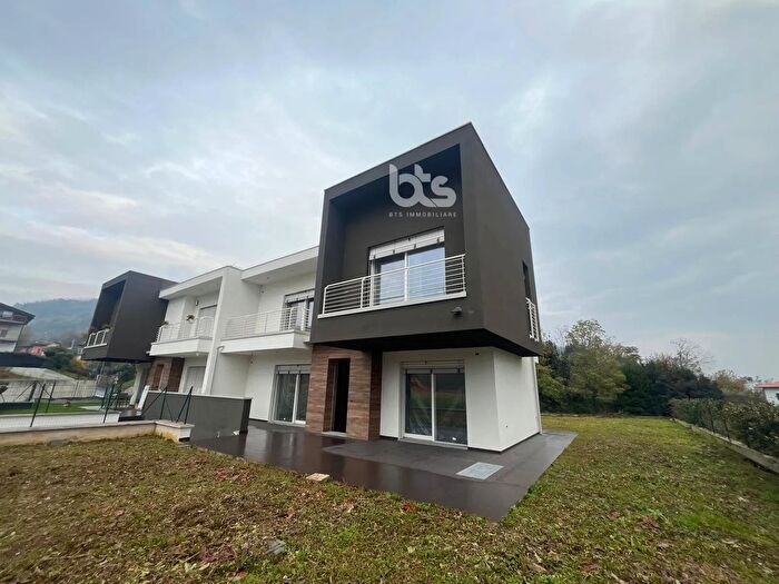 Casa quadrilocale in vendita in Via Ripa, Villongo