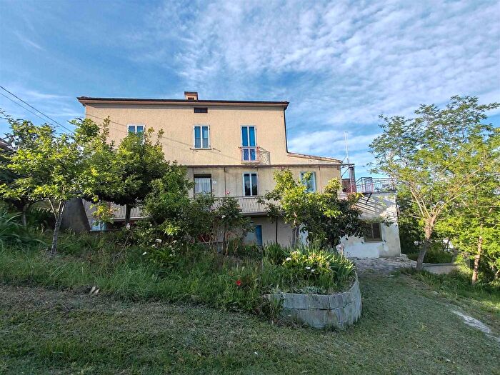 Casa con 8 locali in vendita in Guardiagrele