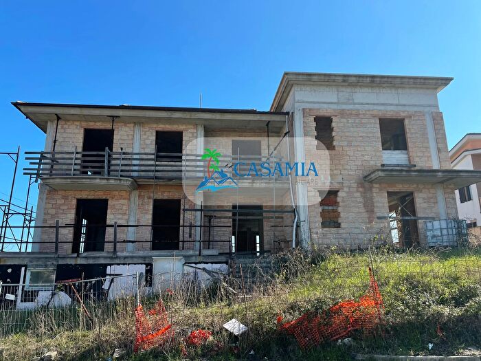 Casa con 10 locali in vendita in Contrada Marezi, Massignano