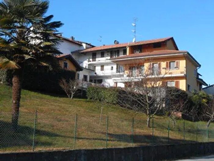 Casa con 8 locali in vendita in Semicentro Boca, Boca