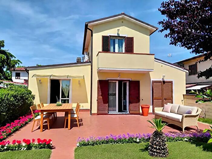 Casa con 10 locali in vendita in Cascina
