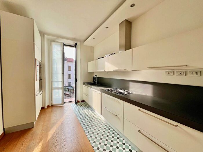 Appartamento quadrilocale in affitto in Via Volterra, Washington, Milano