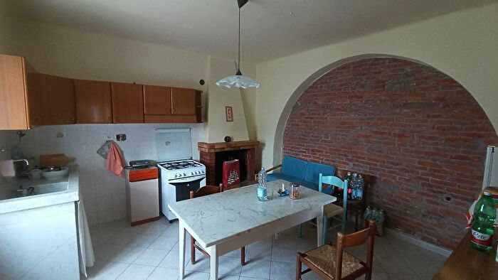 Casa con 8 locali in vendita in Castelnuovo Magra