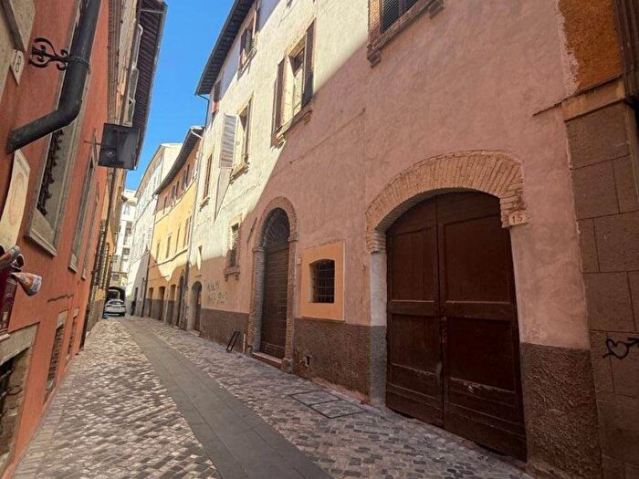 Appartamento trilocale in affitto in Piazza San Francesco, Centro Storico, Foligno