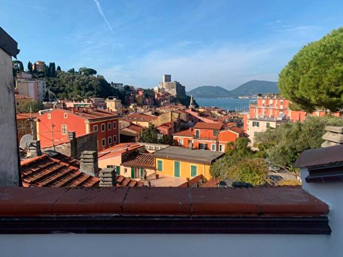 Appartamento trilocale in vendita in Via Oronte Petriccioli, Lerici