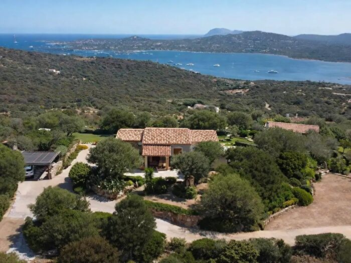 Casa con 7 locali in vendita in Via degli Orti, Olbia