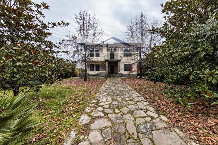 Appartamento con 6 locali in vendita in Via delle Cartiere, Pescia