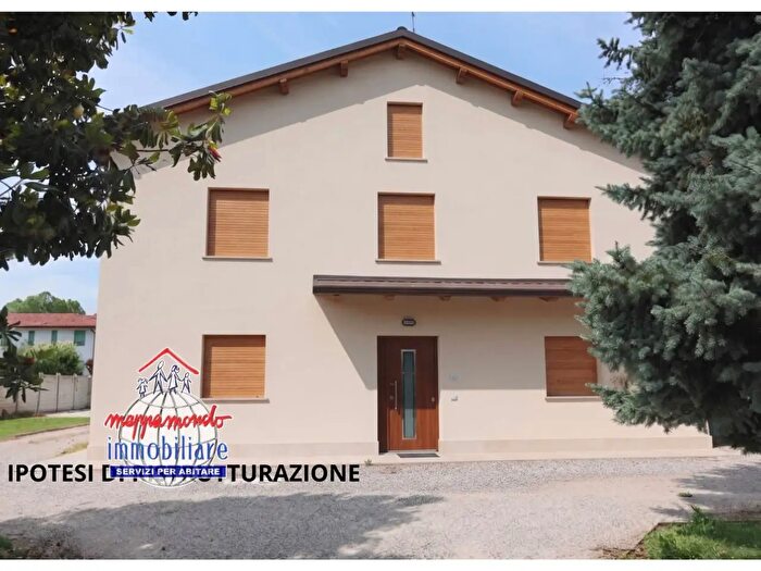 Casa con 7 locali in vendita in Via Reno Vecchio, Cento