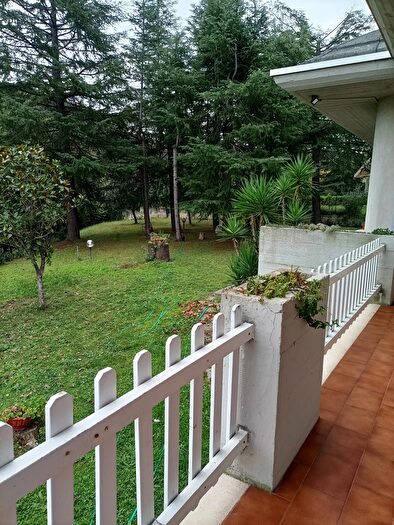 Casa con 10 locali in vendita in Folignano