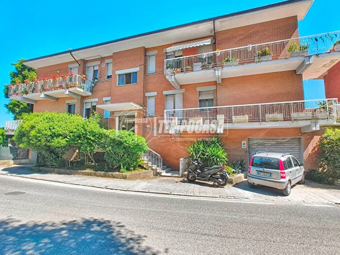 Appartamento con 5 locali in vendita in Via Circonvallazione, Ancona